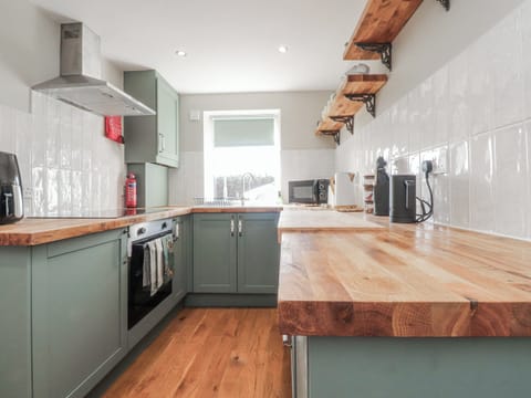 Cottage | Private kitchen | Dishwasher, cookware/dishes/utensils