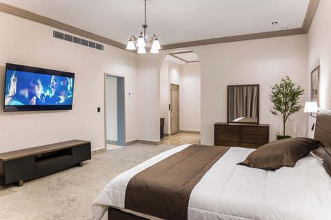 Presidential Suite | Iron/ironing board, WiFi (free), bed sheets