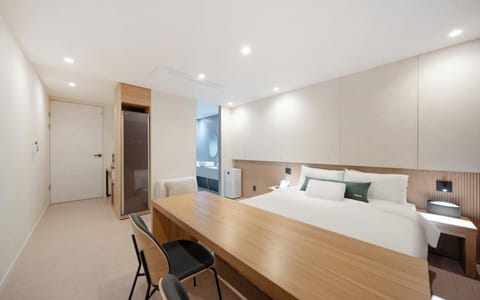 Standard- Styler | In-room safe, desk, laptop workspace, free WiFi