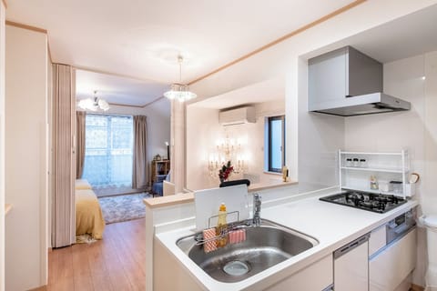 Comfort House, 4 Bedrooms, Non Smoking, Balcony | Private kitchen | Fridge, microwave, stovetop, cookware/dishes/utensils