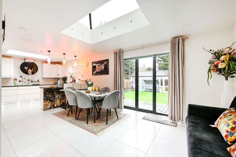 House | 5 bedrooms, desk, Internet