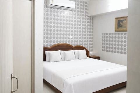 Deluxe Double Room | Hypo-allergenic bedding, desk, soundproofing, free WiFi