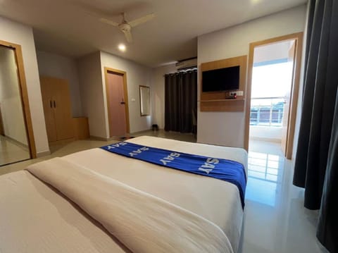 Deluxe Double Room | Desk, laptop workspace, iron/ironing board, WiFi (free)