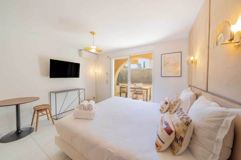 1 bedroom, laptop workspace, bed sheets
