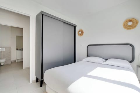 Apartment | 1 bedroom, laptop workspace, iron/ironing board, bed sheets