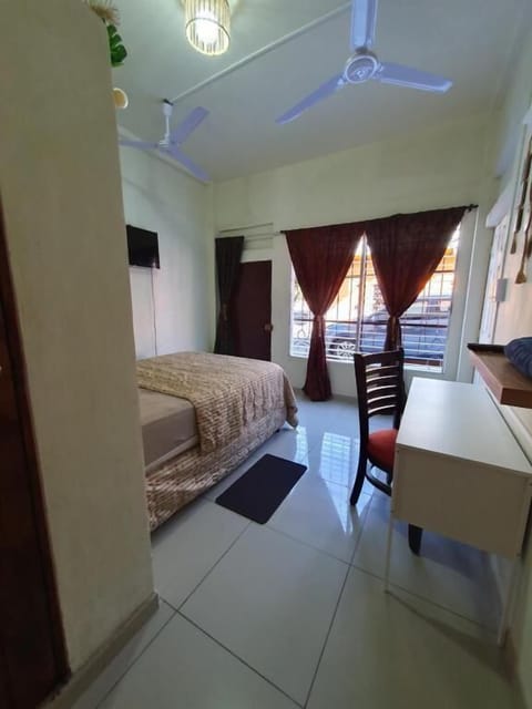 Desk, WiFi (free)