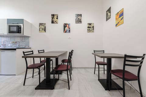 Apartment (3 Bedrooms) | Private kitchen | Espresso maker, microwave, stovetop, electric kettle