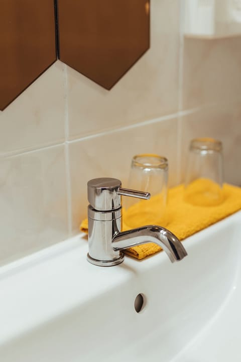 Separate tub and shower, towels