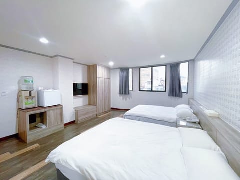 Classic Quadruple Room, 2 Double Beds | Free WiFi, bed sheets