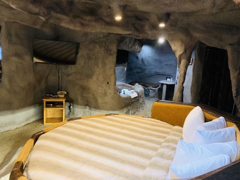 The Cave, 1 King Circle Bed (Downstairs) | Free WiFi, bed sheets
