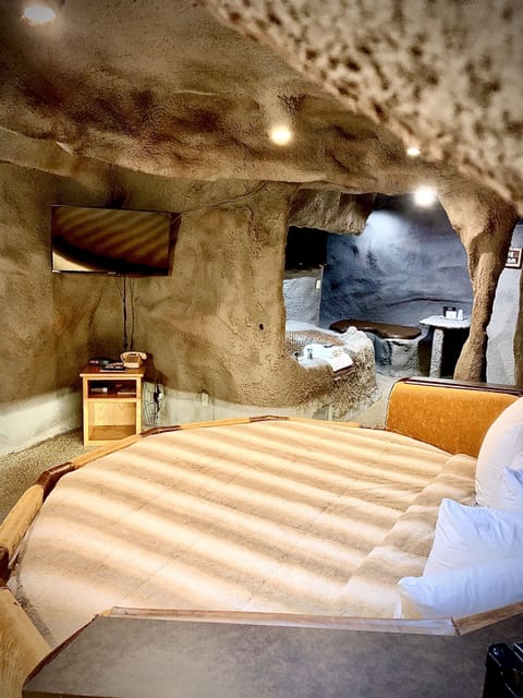 The Cave, 1 King Circle Bed (Downstairs) | Free WiFi, bed sheets