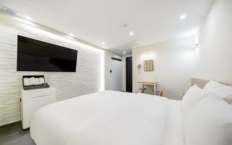 Deluxe Double Room | Desk, free WiFi, bed sheets