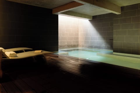 Indoor spa tub