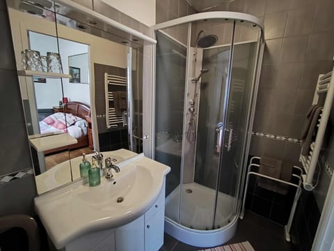 Comfort Double Room, Ensuite, Garden View (La Grenouille Verte) | Bathroom | Hair dryer, towels, soap, shampoo