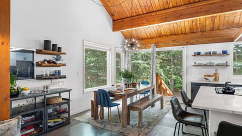House (5 Bedrooms) | Interior