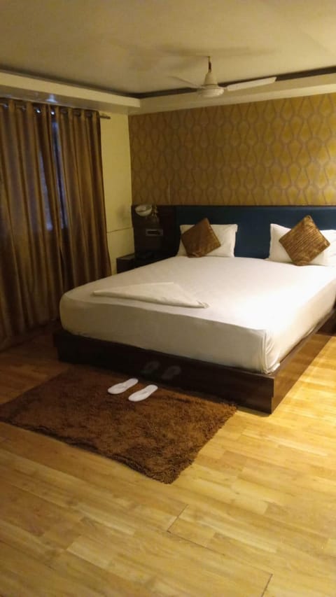 Superior Double Room, City View | Desk, free WiFi, bed sheets