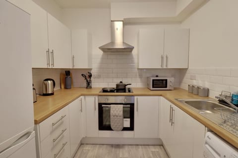 Double Room | Private kitchen | Shared fridge, microwave