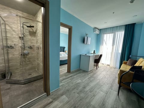 Classic Suite, Balcony | Desk