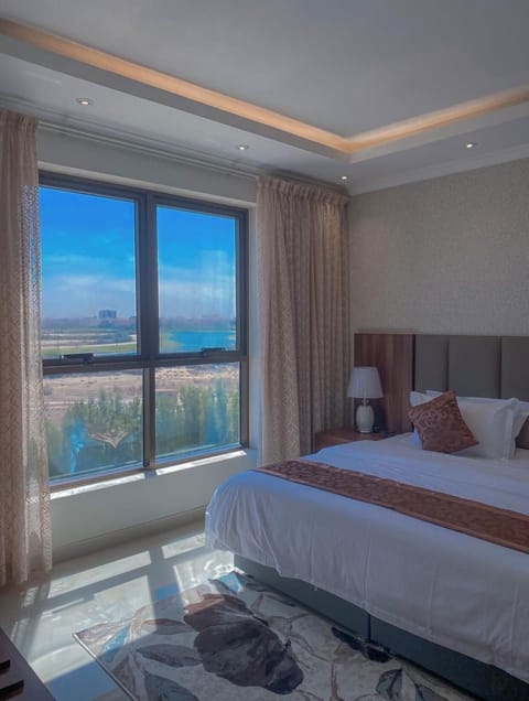 Junior Suite | In-room safe, blackout drapes, soundproofing, iron/ironing board