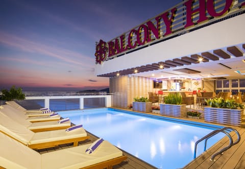 Outdoor pool, sun loungers