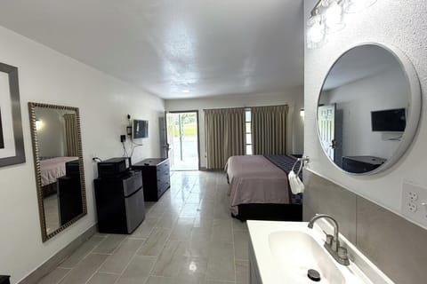 Room, 1 King Bed, Non Smoking | Desk, free WiFi, bed sheets