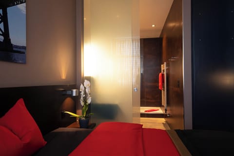 Single Room | Desk, laptop workspace, free WiFi
