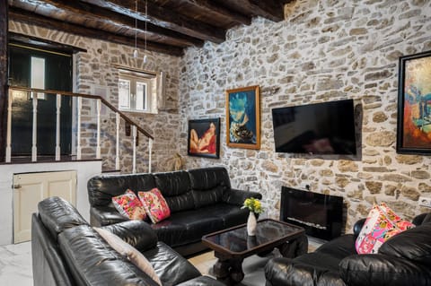 Duplex, 3 Bedrooms | Living area