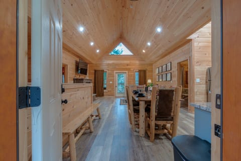 Cabin, 4 Bedrooms | Dining