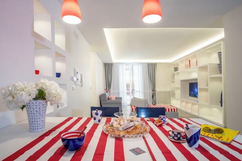 Deluxe Apartment, 4 Bedrooms, City View | Dining room