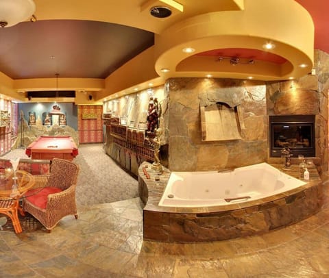 Premium Studio Suite, City View | Game room