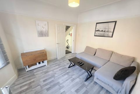House, 4 Bedrooms | Living room
