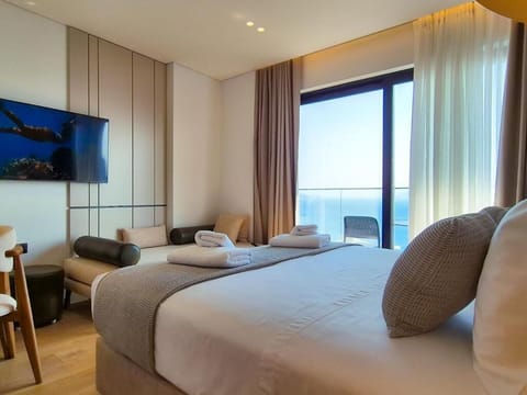 Deluxe Studio, Balcony | In-room safe, soundproofing, iron/ironing board, free WiFi