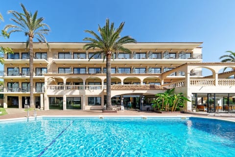 Seasonal outdoor pool, pool umbrellas, sun loungers