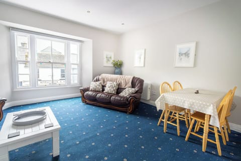 City Apartment, 2 Bedrooms, Patio, City View | Living area
