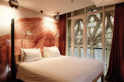 Signature | Premium bedding, memory foam beds, in-room safe, individually decorated