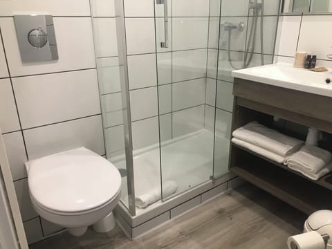 Shower, rainfall showerhead, free toiletries, hair dryer