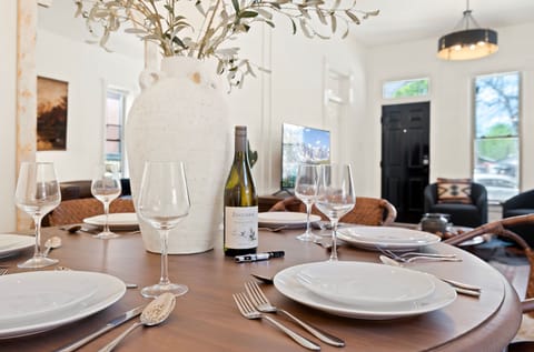House, Multiple Beds, Hot Tub, Garden View (Little Luxe Retreat) | Dining