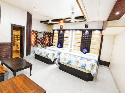 Deluxe Triple Room, Air conditioning | Hypo-allergenic bedding, desk, soundproofing, free WiFi