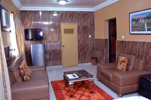 Executive Suite, 1 King Bed | Living area | Flat-screen TV, pay movies