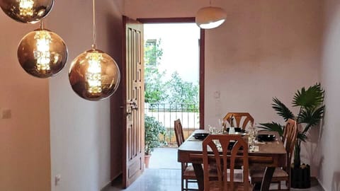Deluxe House, Non Smoking | Dining