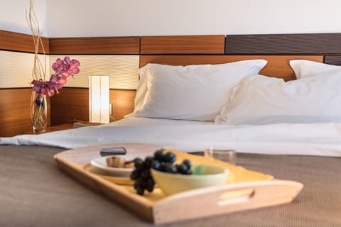 Royal Apartment (beach access included) | Minibar, in-room safe, desk, free cribs/infant beds