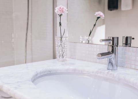 Superior Double Room, 1 King Bed, Sea View | Bathroom | Designer toiletries, hair dryer, towels, soap