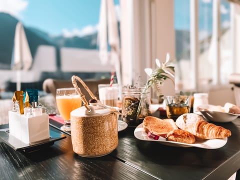 Daily buffet breakfast for a fee
