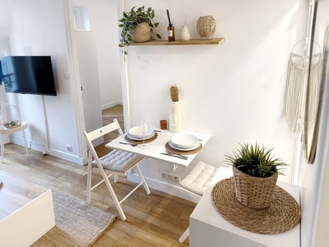 Comfort Apartment, City View | Dining