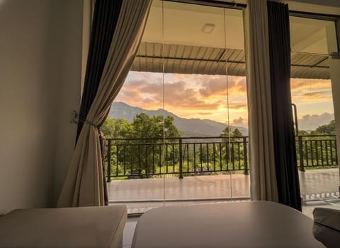 Deluxe Studio, 1 King Bed, Balcony, Mountain View | Interior