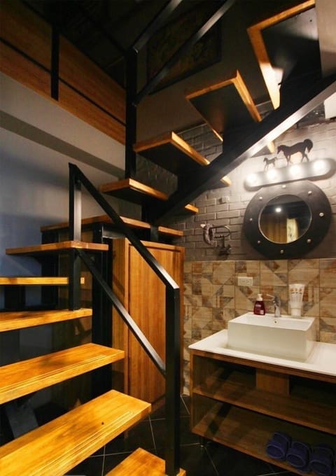 Deluxe Quadruple Room | Bathroom sink