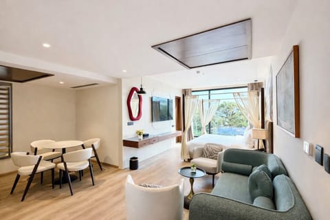 Luxury Studio Suite, Kitchenette | Interior