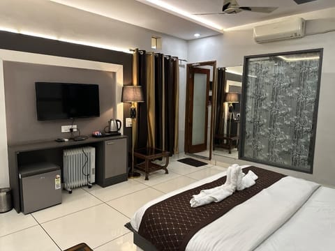 Royal Room | Desk, laptop workspace, free WiFi, bed sheets