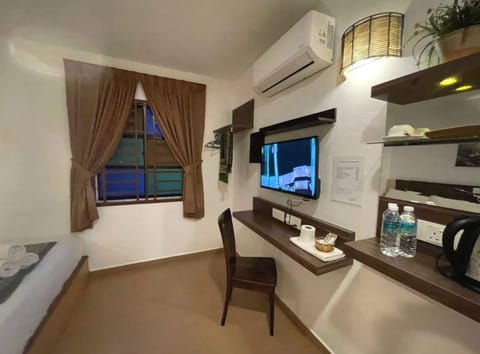 Deluxe Triple Room | Laptop workspace, WiFi (free), bed sheets