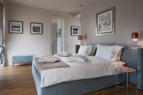 4 bedrooms, cribs (free), bed sheets